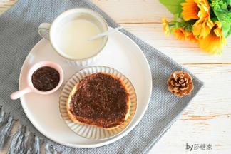 吐司配上榛子巧克力酱。