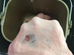 和好的面团比较有弹性，可以撑出厚一点的手套膜，破口处呈锯齿状