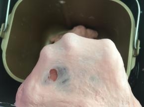 和好的面团比较有弹性，可以撑出厚一点的手套膜，破口处呈锯齿状