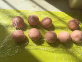 每一份面团揉至表面光滑，盖保鲜膜松弛15分钟