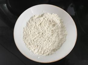 沙姜粉和盐混合均匀。