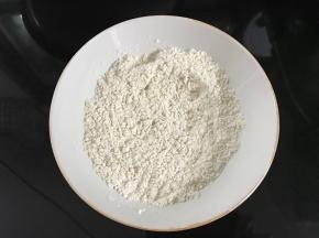 沙姜粉和盐混合均匀。