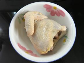 鸡买回来后清洗干净。