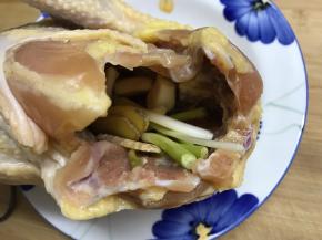 第二天从冰箱拿出后沥干水份。把葱、姜、蒜放放鸡肚里。
