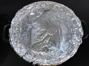 拿4张大的锡纸十字交叉地铺在砂锅底部后延展到锅口外。