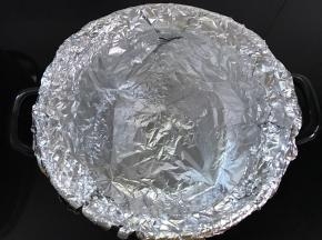 拿4张大的锡纸十字交叉地铺在砂锅底部后延展到锅口外。