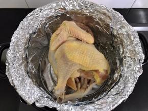 把腌好的鸡放在烤架上。