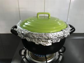 先大火烤10分钟后转中小火中间把鸡翻个面，约30分钟后，用筷子戳一下肉最厚的地方能戳动就可以熄火了。