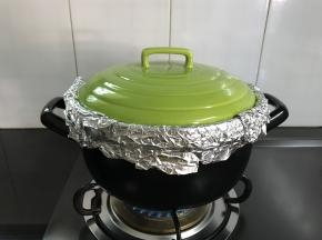 先大火烤10分钟后转中小火中间把鸡翻个面，约30分钟后，用筷子戳一下肉最厚的地方能戳动就可以熄火了。