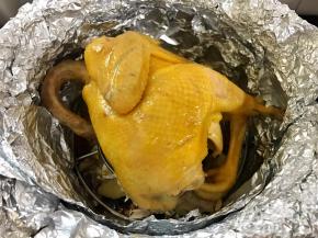 等手摸上去微温就可以把鸡拿出来了。