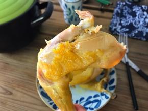 鲜嫩入味，色泽金黄，香味满满的烤窑鸡可以开吃了。