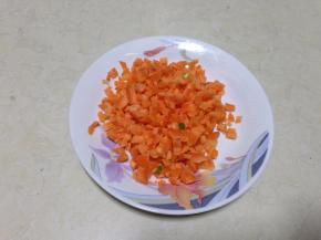 胡萝卜去皮切小丁