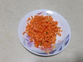 胡萝卜去皮切小丁