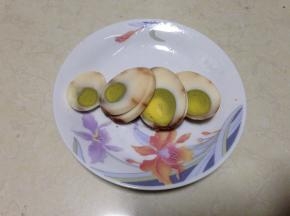 卤好的鸡蛋切片