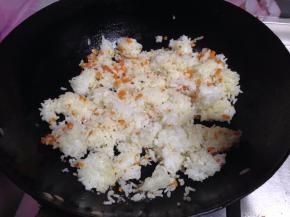 下入大米饭炒匀、炒散