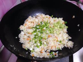 加入盐调味，倒入香葱碎炒匀关火，稍微冷却备用
