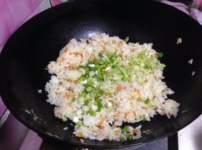 加入盐调味，倒入香葱碎炒匀关火，稍微冷却备用