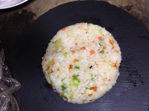 带上一次性手套，把米饭分成两份，分别团成厚饼状（团紧一点）