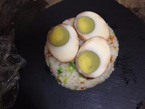 其中一个米饼上放入几片鸡蛋