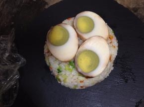 其中一个米饼上放入几片鸡蛋