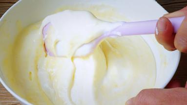 再倒回蛋白中，划圈切拌均匀