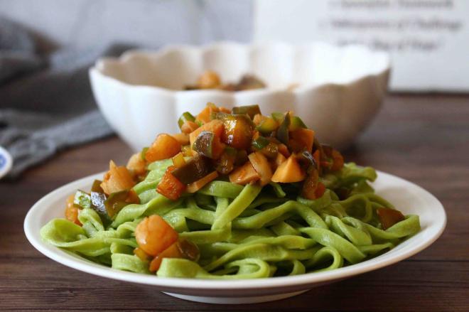 多彩餐桌，菠菜手擀面