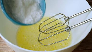 糖粉分三次加入蛋清中