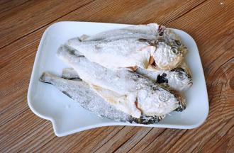 黄花鱼洗净内脏，去鳞，薄薄的拍一层干粉