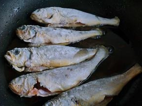 热锅凉油，依次加入黄花鱼，中小火煎制定型
