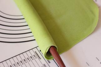 可以撒面粉防粘