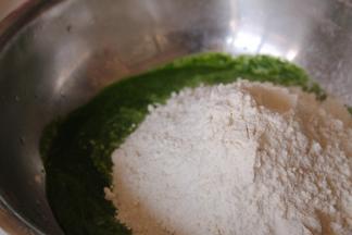 程序结束后取100克菠菜汁，加入盐、面粉