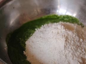 程序结束后取100克菠菜汁，加入盐、面粉