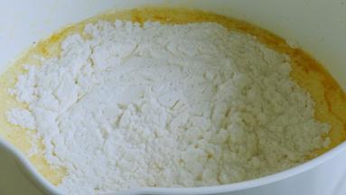 加入低粉与玉米淀粉搅拌均匀