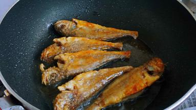 煎制两面金黄，出锅备用