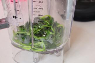 放入汉美驰破壁机的搅拌杯中