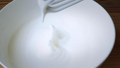 打发至搅拌器提起有尖角即可