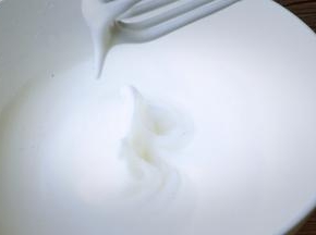打发至搅拌器提起有尖角即可