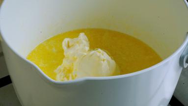 小火溶化奶油奶酪与黄油