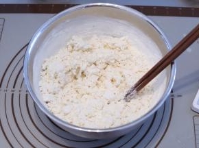 用筷子将面粉搅成棉絮状