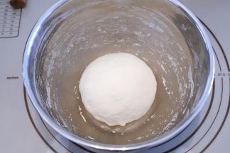 等面粉稍凉之后，用手将面团揉均匀，盖上保鲜膜松弛30分钟