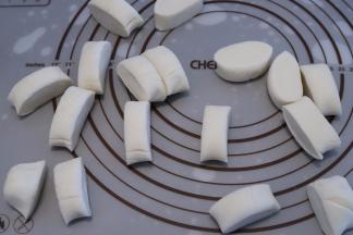 取出面团，搓成长条，切成一个一个的小剂子（我切成了36个）