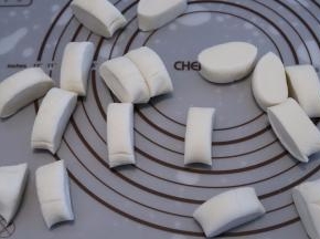 取出面团，搓成长条，切成一个一个的小剂子（我切成了36个）