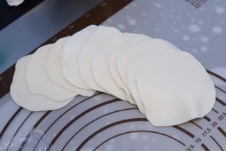 分别擀成圆形的薄片