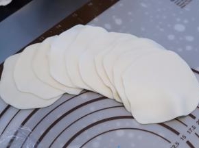 分别擀成圆形的薄片