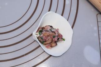 如图先捏两个角，然后重复的往前捏（一个人做，没法拍图片，请靠想象吧）