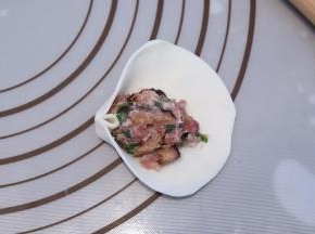 如图先捏两个角，然后重复的往前捏（一个人做，没法拍图片，请靠想象吧）