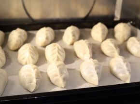 蒸煮完毕会有提示声音，再闷3分钟就可以开炉门享受了美食了