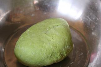 揉成面团，面团刚开始可能不光滑，醒发几次在揉