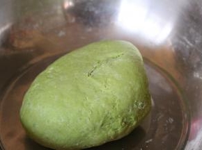 揉成面团，面团刚开始可能不光滑，醒发几次在揉