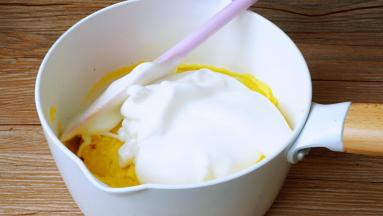 取三分之一蛋白加入面糊中，轻柔快速切拌均匀